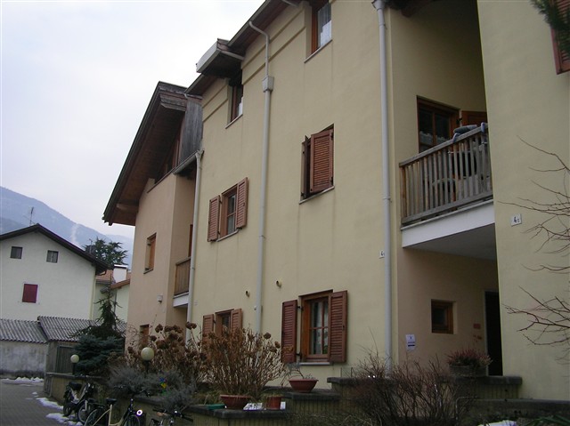 ImmoBz: <STRONG>VIA NEGRELLI -&nbsp;</STRONG>In zona&nbsp;tranquilla - Villetta a schiera su 3 livelli oltre a piano taverna e garage - Giardinetto privato. C.E. "G"<br /><br />Certificazione Energetica Classe: G (dato in fase di verifica)